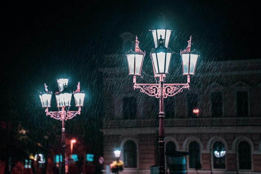 Nočné lampy na námestí v daždi