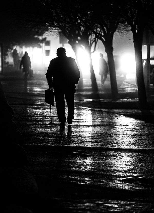 Silueta v daždi a hmle, nitra at night 